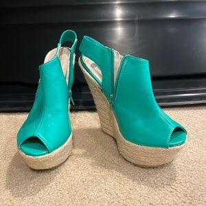 Kiss and tell, Teal/tan wedges